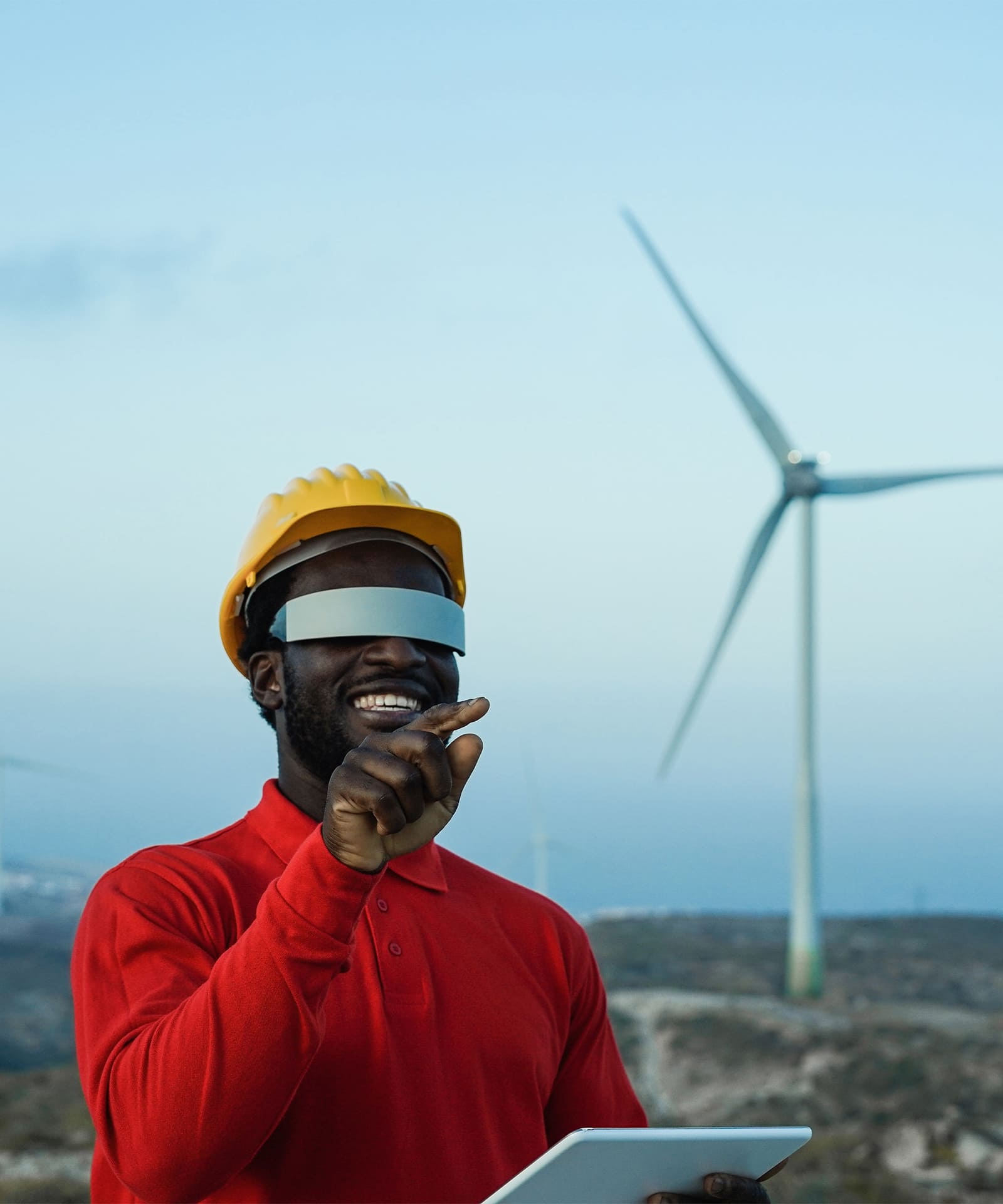 Homme devant une éolienne